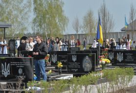 Поминальный день на кладбище в Буче