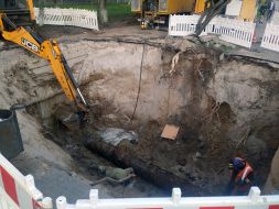 A pipe burst on Borshchagivka in Kyiv