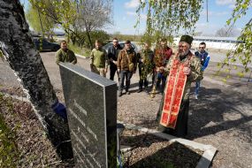 The chaplain held a memorial service for the soldiers of his military unit