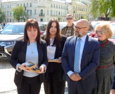 Handing over cars to help victims of violence