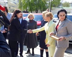 Handing over cars to help victims of violence