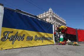 Flowers at the corner of Deribasovskaya and Preobrazhenskaya, where the first pro-Ukrainian activists died on May 2, 2014