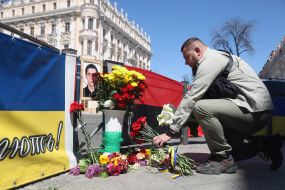 Flowers at the corner of Deribasovskaya and Preobrazhenskaya, where the first pro-Ukrainian activists died on May 2, 2014