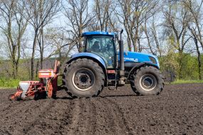 Трактор вносить добрива на поле