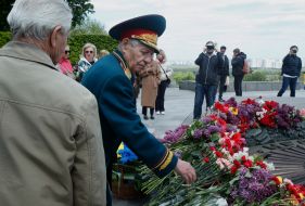Возложение цветов к могиле Неизвестного солдата в парке Вечной Славы