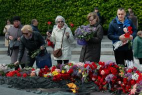 Возложение цветов к могиле Неизвестного солдата в парке Вечной Славы