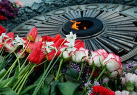 Квіти біля Вічного вогню