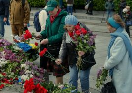 Возложение цветов к могиле Неизвестного солдата в парке Вечной Славы