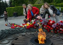 Возложение цветов к могиле Неизвестного солдата в парке Вечной Славы