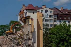Dismantling of a multi-storey building in one of the districts of Uzhhorod
