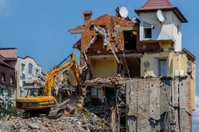 Dismantling of a multi-storey building in one of the districts of Uzhhorod