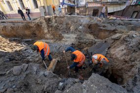 Repair of a damaged water pipe after the shelling of Kharkov