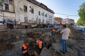 Repair of a damaged water pipe after the shelling of Kharkov