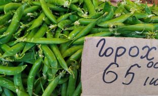 Peas at the market in Kyiv