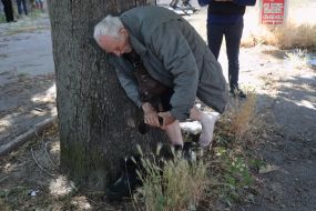 An elderly man during the evacuation of people in Kherson