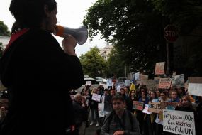 Акция протеста под офисом представительства ООН в Украине с требованиями признать подрыв Каховской ГЭС военным преступлением