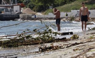 Garbage from the Kherson region on the Odessa coast