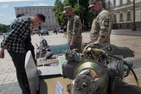 На переднем плане двигатель иранского дрона Шахед на Михайловской площади
