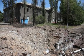 A shell crater and a destroyed building in Toretsk (Donetsk region)