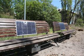 Broken solar battery on a bench in Toretsk (Donetsk region)