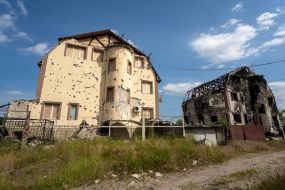 Зруйновані будинки у селищі Руські Тишки