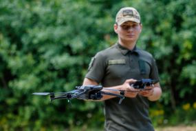 Военнослужащий Чопского пограничного отряда работает с дроном