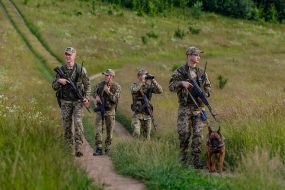 Военнослужащие Чопского пограничного отряда патрулируют участок границы
