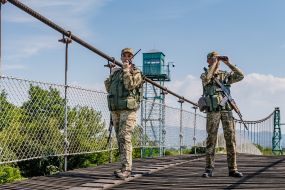 Военнослужащие Чопского пограничного отряда патрулируют участок границы