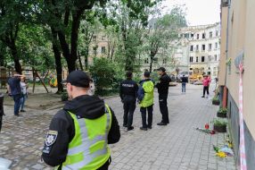 Разрушенный после ракетной атаки жилой дом во Львове