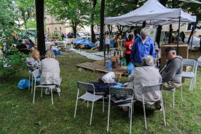 Пункт оказания помощи населению возле разрушенного дома