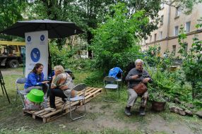 Пункт оказания помощи населению возле разрушенного дома