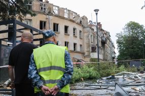 Разрушенный после ракетной атаки жилой дом во Львове