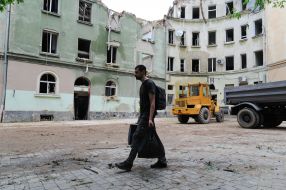 Разрушенный после ракетной атаки жилой дом во Львове