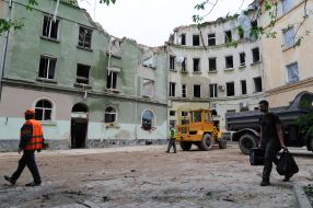 Разрушенный после ракетной атаки жилой дом во Львове