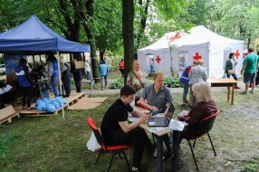 Пункт оказания помощи населению возле разрушенного дома