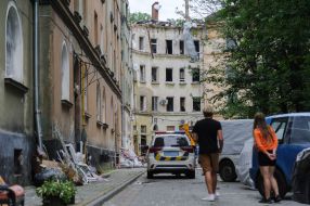 Разрушенный после ракетной атаки жилой дом во Львове