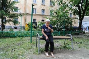 Пострадавшая от ракетной атаки женщина