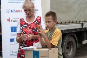 Местные жители получают гуманитарную помощь в Харьковской области