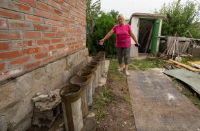 Misceva bag girl Svitlana Shapoval at her yard near Kharkiv region