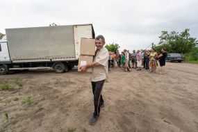 Местный житель получил гуманитарную помощь в Харьковской области