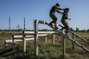 Учасниця тестування зразків жіночої польової форми