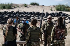 Учасниці тестування зразків жіночої польової форми