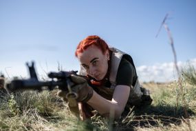 Учасниця тестування зразків жіночої польової форми