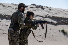 Учасниця тестування зразків жіночої польової форми