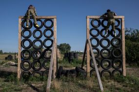 Учасниці тестування зразків жіночої польової форми проходять "курс молодого бійця"