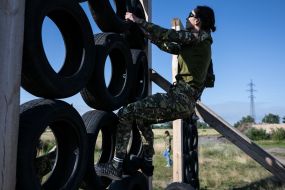 Учасниця тестування зразків жіночої польової форми