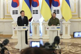 Volodymyr Zelenskyi and Yoon Seok Yeol