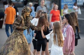 A living statue, also known as a human statue