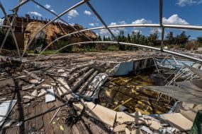 Разрушенный особняк в одном из элитных поселков в Харьковской области