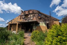 Разрушенный особняк в одном из элитных поселков в Харьковской области